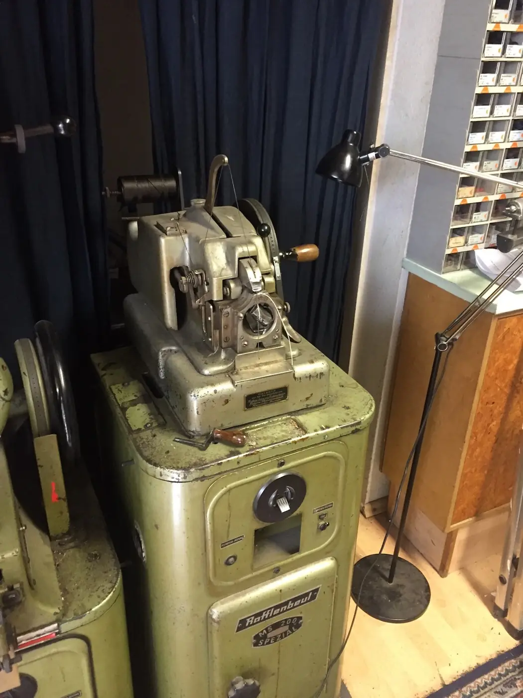 Die historische Rafflenbeul-Nähmaschine in der Werkstatt