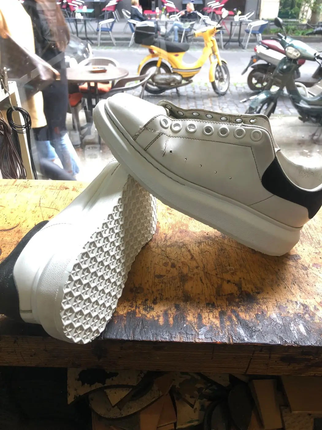 Designer-Sneaker nach der Reparatur mit neuer Sohle
