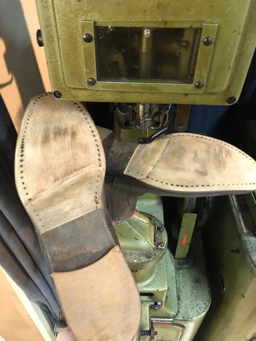 Frisch besohlte Schuhe an der Durchnähmaschine
