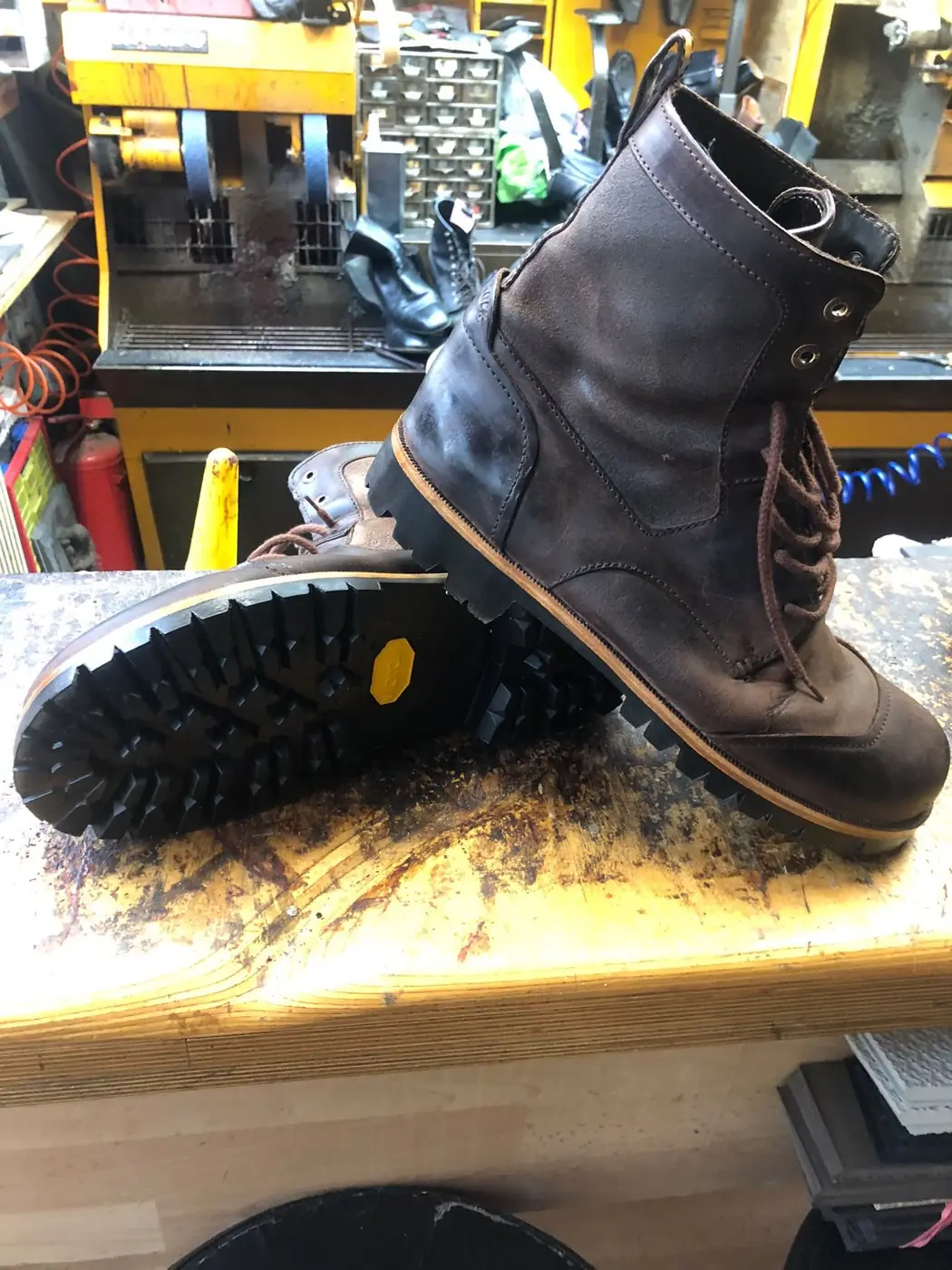 Stiefel nach der Reparatur mit neuer Vibram-Profilsohle