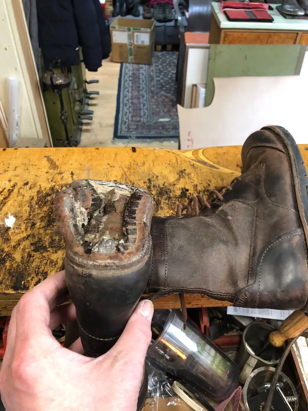 Derselbe Stiefel vor der Reparatur mit zerstörter Sohle